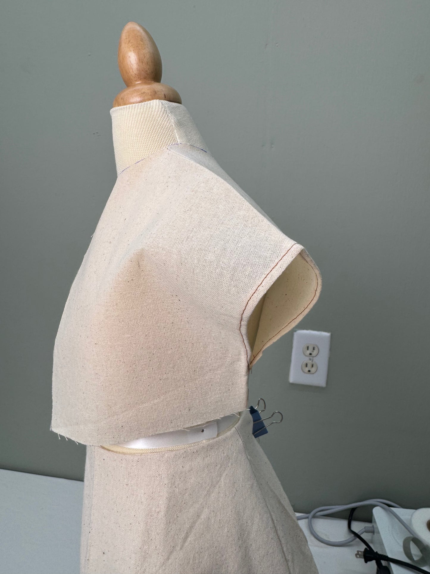 UNknow Sleeveless Armhole with Bias Binding Learning Pattern